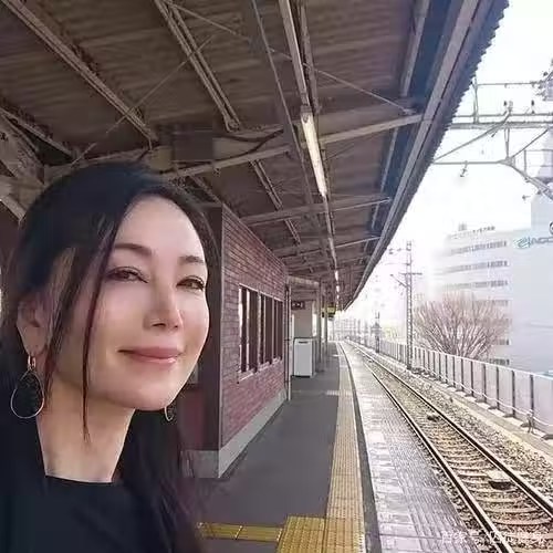 早已年過半百！素人單親媽媽「選美大賽奪冠」優雅氣質爆紅　私下穿搭也超美「還有25歲小鮮肉追」