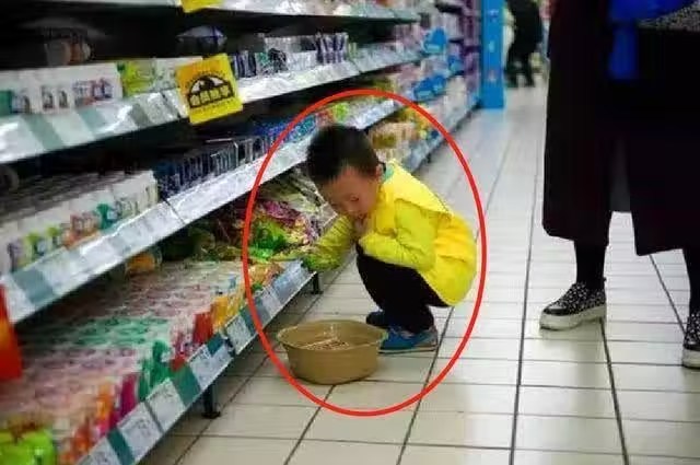 「你的小孩偷東西了,不信搜身」,媽媽一句話讓工作人員放行,網友贊:最棒的教育