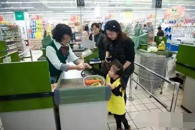 「你的小孩偷東西了,不信搜身」,媽媽一句話讓工作人員放行,網友贊:最棒的教育