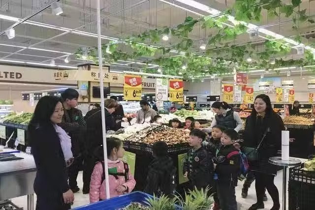 「你的小孩偷東西了,不信搜身」,媽媽一句話讓工作人員放行,網友贊:最棒的教育