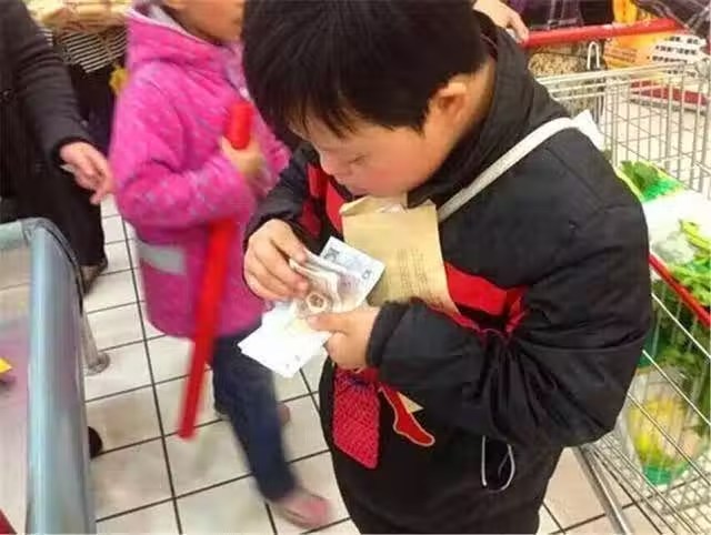 「你的小孩偷東西了,不信搜身」,媽媽一句話讓工作人員放行,網友贊:最棒的教育