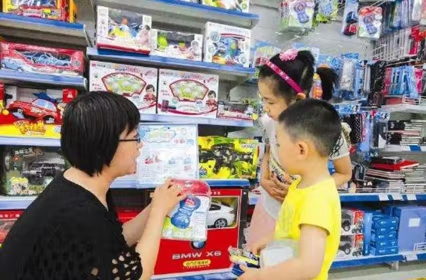 「你的小孩偷東西了,不信搜身」,媽媽一句話讓工作人員放行,網友贊:最棒的教育