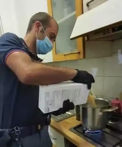 餓到受不了！87歲獨居奶奶「報警叫警察來煮飯」　警察不生氣「接著直奔奶奶家」超暖結局被讚爆❤️ 