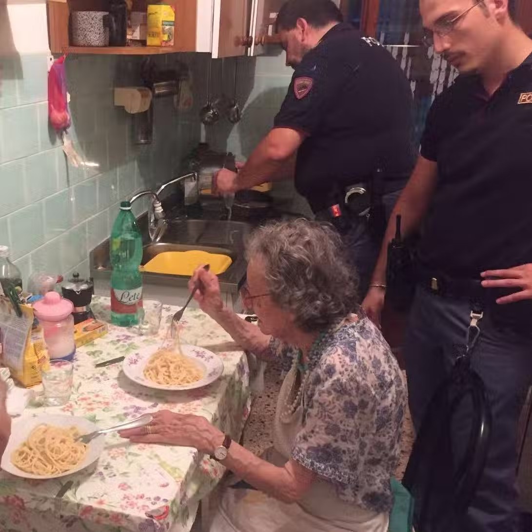 餓到受不了！87歲獨居奶奶「報警叫警察來煮飯」　警察不生氣「接著直奔奶奶家」超暖結局被讚爆❤️ 
