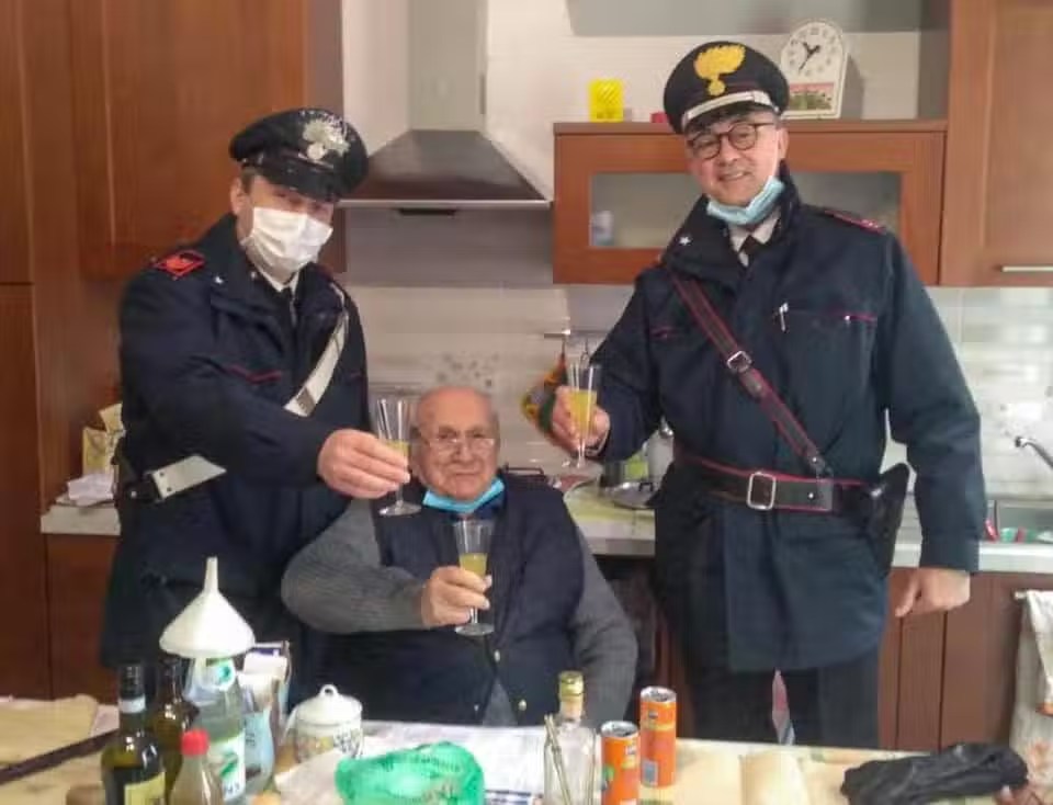 餓到受不了！87歲獨居奶奶「報警叫警察來煮飯」　警察不生氣「接著直奔奶奶家」超暖結局被讚爆❤️ 