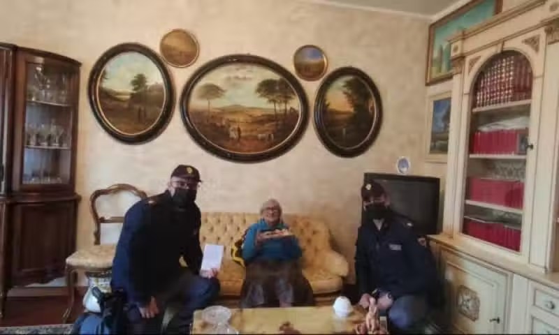 餓到受不了！87歲獨居奶奶「報警叫警察來煮飯」　警察不生氣「接著直奔奶奶家」超暖結局被讚爆❤️ 
