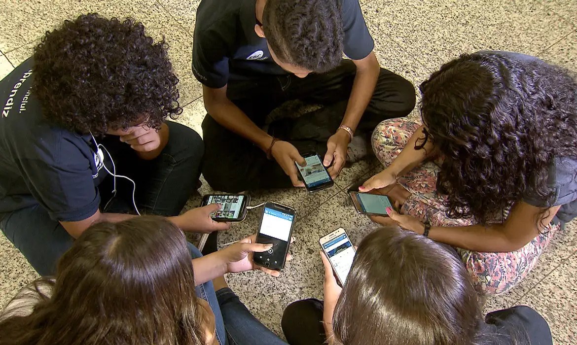 Levantamento mostra que 52% aceitam celular próprio até os 12 anos