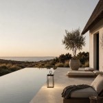 Landhaus Villa am Meer mit Pool und schwarzer LED Leuchte von qoozii