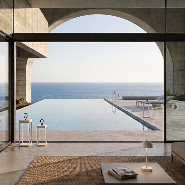 Modernes Architektenhaus mit Pool und qoozii Leuchten in weiß