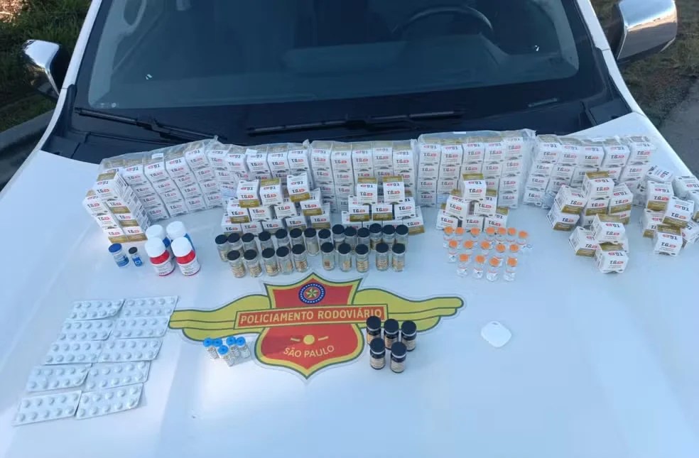 Polícia apreende remédios emagrecedores e anabolizantes em ônibus na Rodovia Cornélio Pires em Saltinho