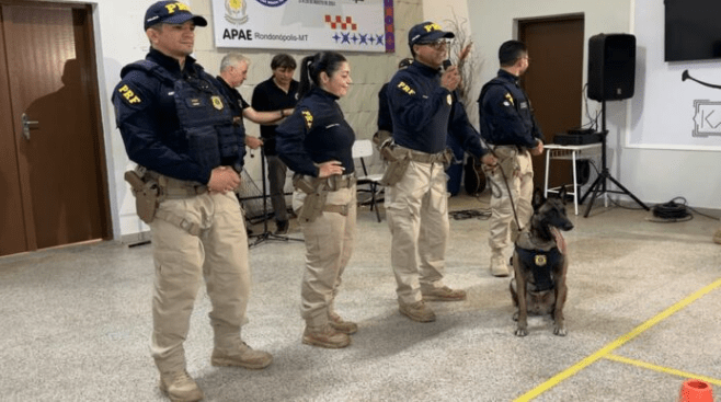 PRF leva cão policial Zion para atividade especial com alunos da APAE de Rondonópolis