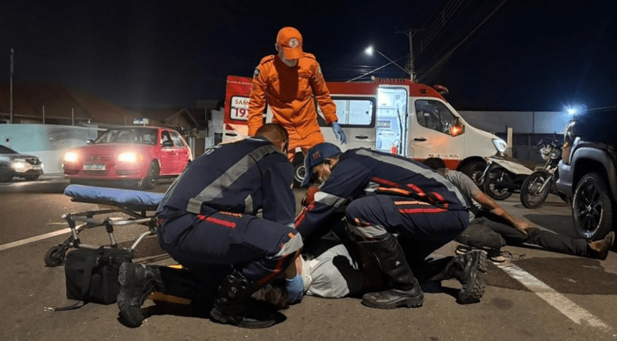 Irmãos são socorridos após motocicleta ser atingida por carro no Centro de Rondonópolis