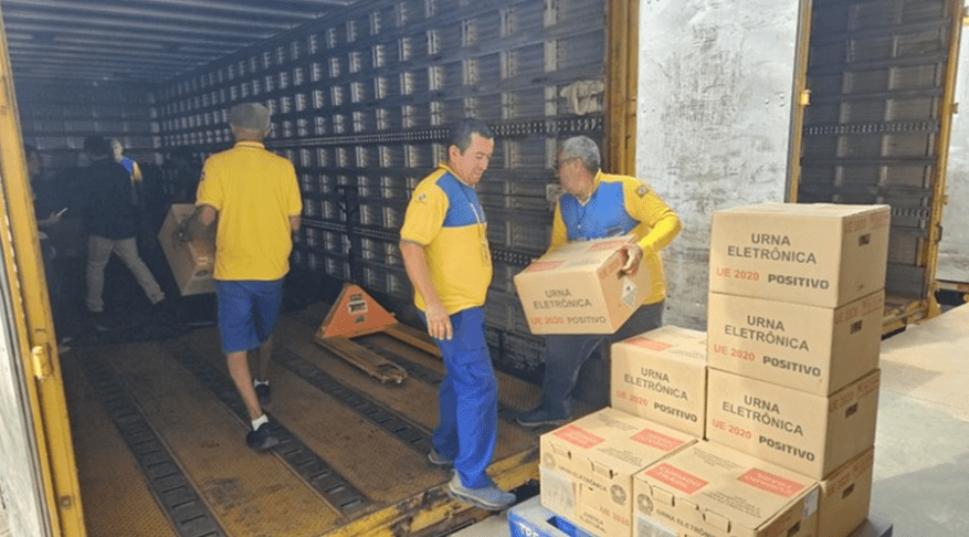 TRE-MT inicia envio de urnas eletrônicas para os municípios antes das Eleições de 2026