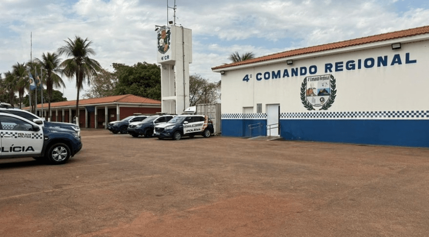 Homem procura sede da Polícia Militar e acaba preso após mandado ser confirmado em Rondonópolis