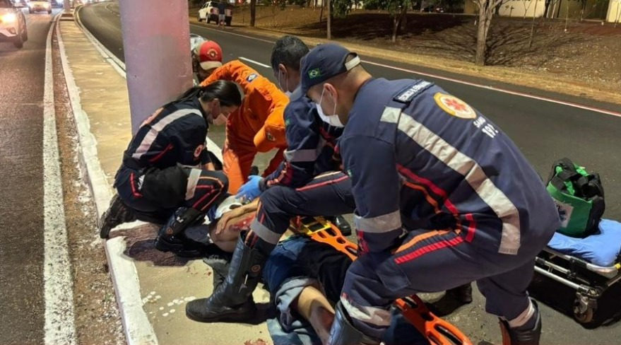 Suposto racha entre motociclistas termina em acidente e deixa duas pessoas feridas em Rondonópolis