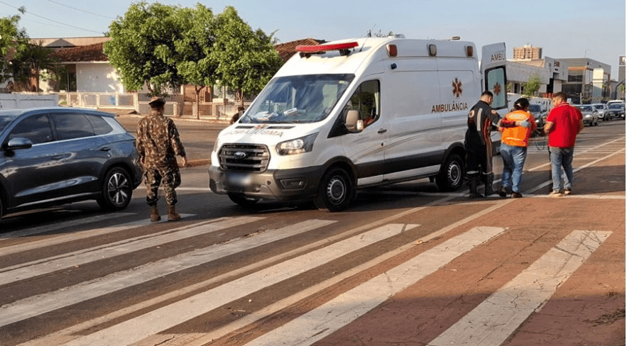 Motociclista fica ferida após caminhonete atingir moto parada em faixa de pedestres