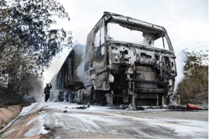 Carreta carregada com adubo é destruída por incêndio na MT-270