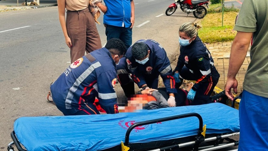 Acidente entre motocicleta e picape deixa duas mulheres feridas no bairro La Salle