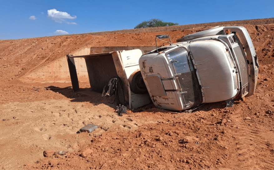 Caminhão carregado de areia sai da pista e tomba na MT-483, em Rondonópolis