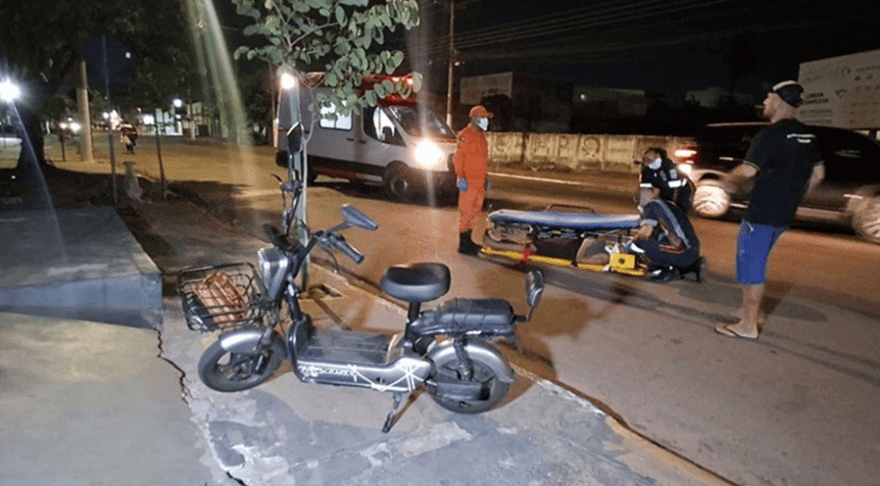 Mulher perde controle de moto elétrica e fica ferida na Avenida Bandeirantes