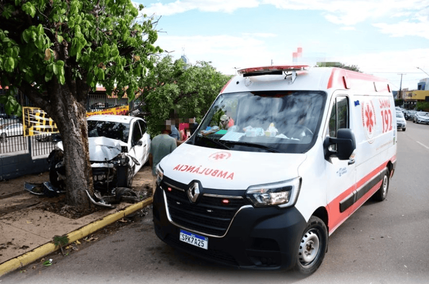 Motorista passa mal ao volante e bate carro contra árvores na Avenida Bandeirantes, em Rondonópolis