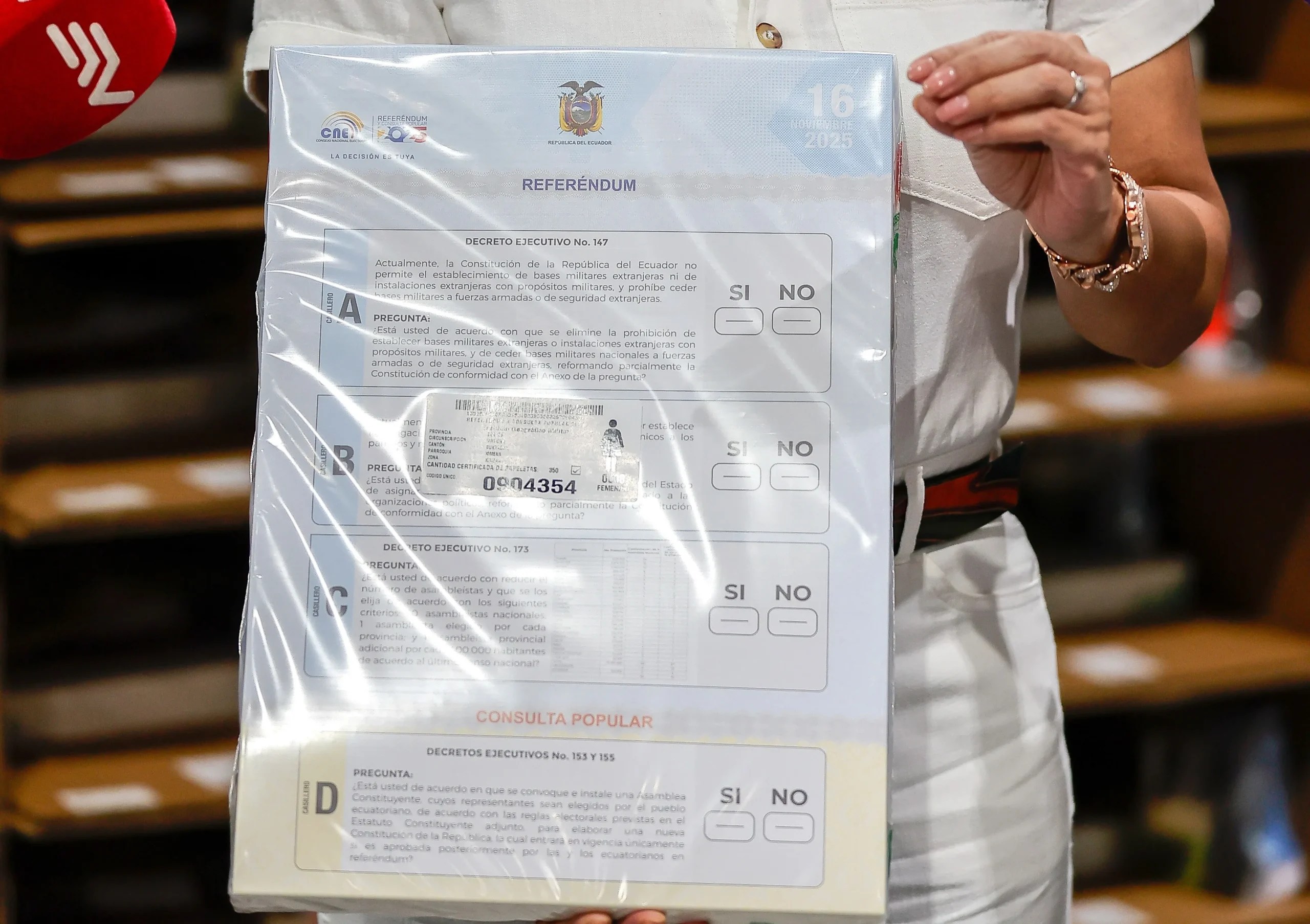 Las cuatro preguntas que se votan en el referéndum de Ecuador