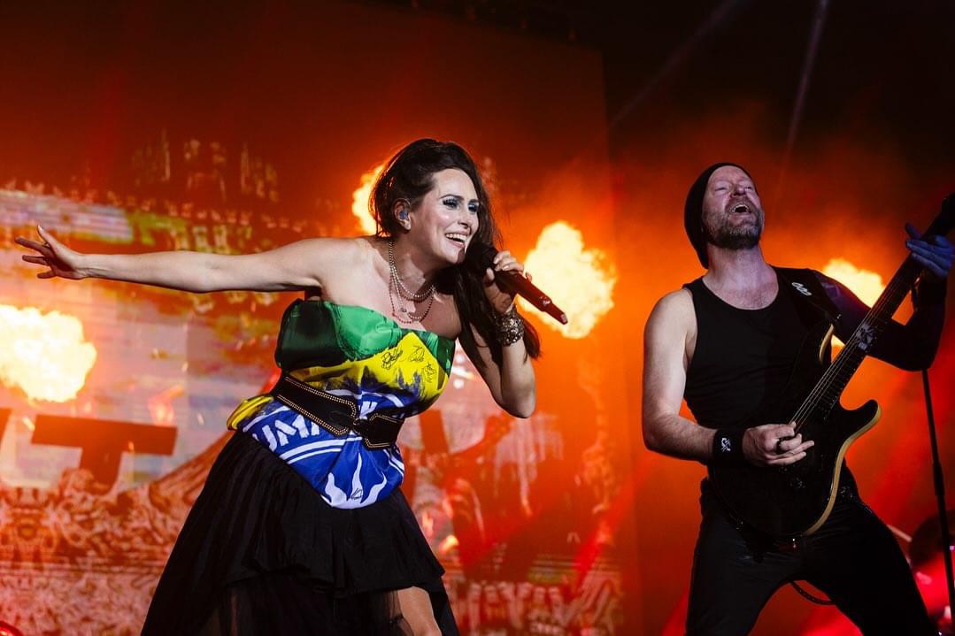 Os 50 anos de Sharon den Adel, a voz cativante e engajada do Within Temptation