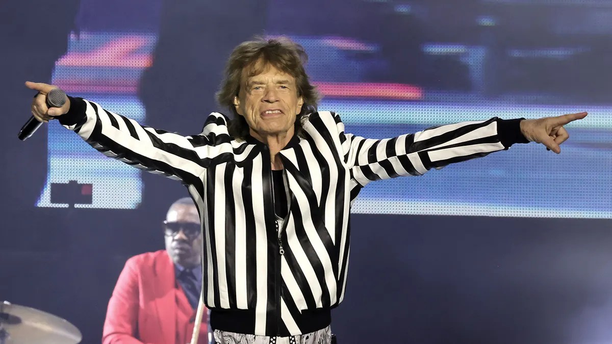 mick-jagger-stage