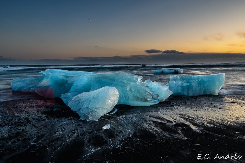 The stunning images were captured by photographer andre ermolaev, who reminisces over the lovely charm of the icelandic landscape: JokÃ¼lsÃ¡rlÃ³n Diamond Beach parque atracciones fotogrÃ¡fico