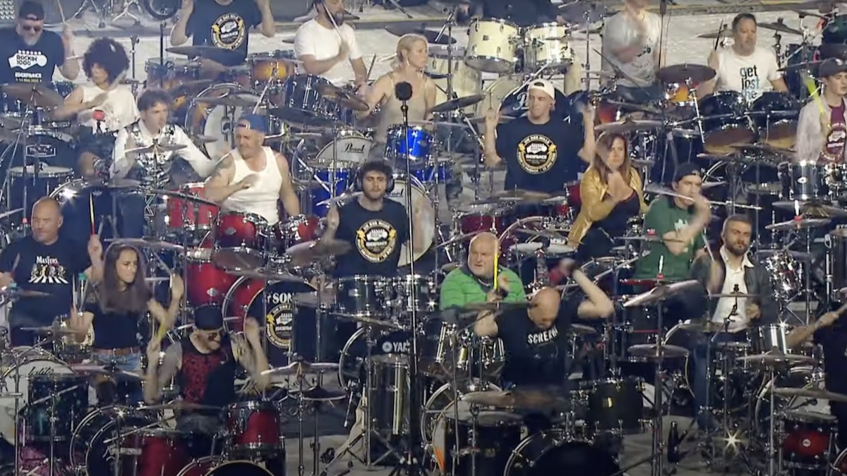 Taylor Hawkins Tribute Concert : Over 1 000 Musicians Honor Taylor Hawkins With My Hero Cover Watch