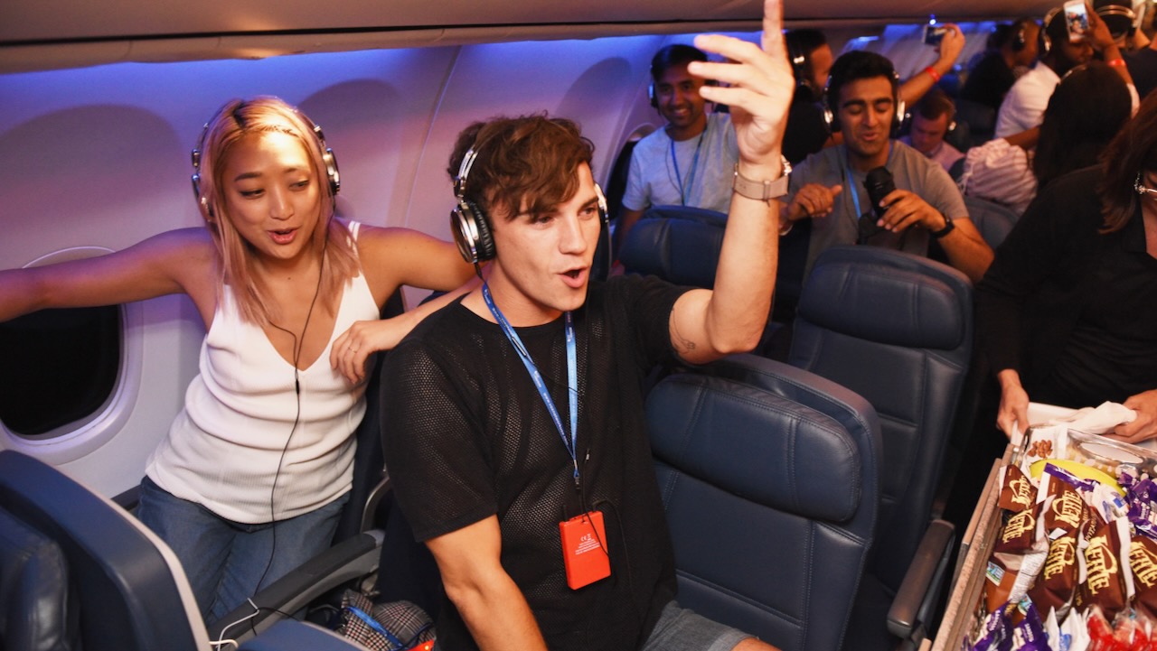 United Airlines Bans Passengers Without Headphones: New Rules Explained! (2026)