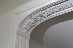 Construction, rénovation, cuisine, salle de bain, jardin et terrasse. Moulure au plafond : prix, principe, installation