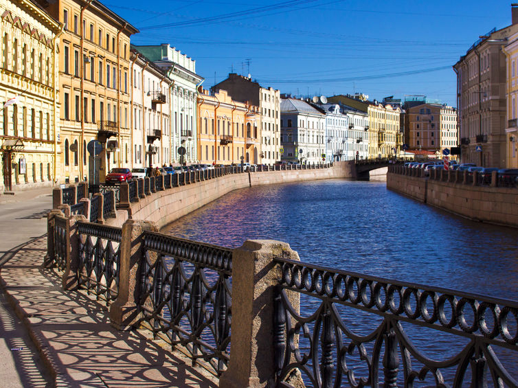 В формате прогулок hop — on hop — off по рекам и каналам спб вы можете в течении дня или двух дней путешествовать по рекам и каналам петербурга, выходить на остановках, гулять по городу и по желанию продолжать прогулки по рекам и каналам спб в течении срока действия абонемента. Ekskursiya Po Naberezhnoj Reki Mojki Sankt Peterburg Tury Po Rossii Ekskursii Po Moskve Ekskursii Po Sankt Peterburgu Poezdki Na Sahalin Otdyh V Rossii Constructour