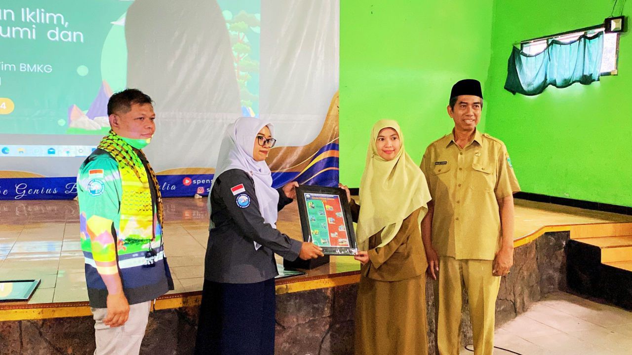 BMKG Pasuruan Goes to School: Literasi Mitigasi Gempabumi Tsunami dan Cuaca ke SMP Negeri 1 Sukorejo