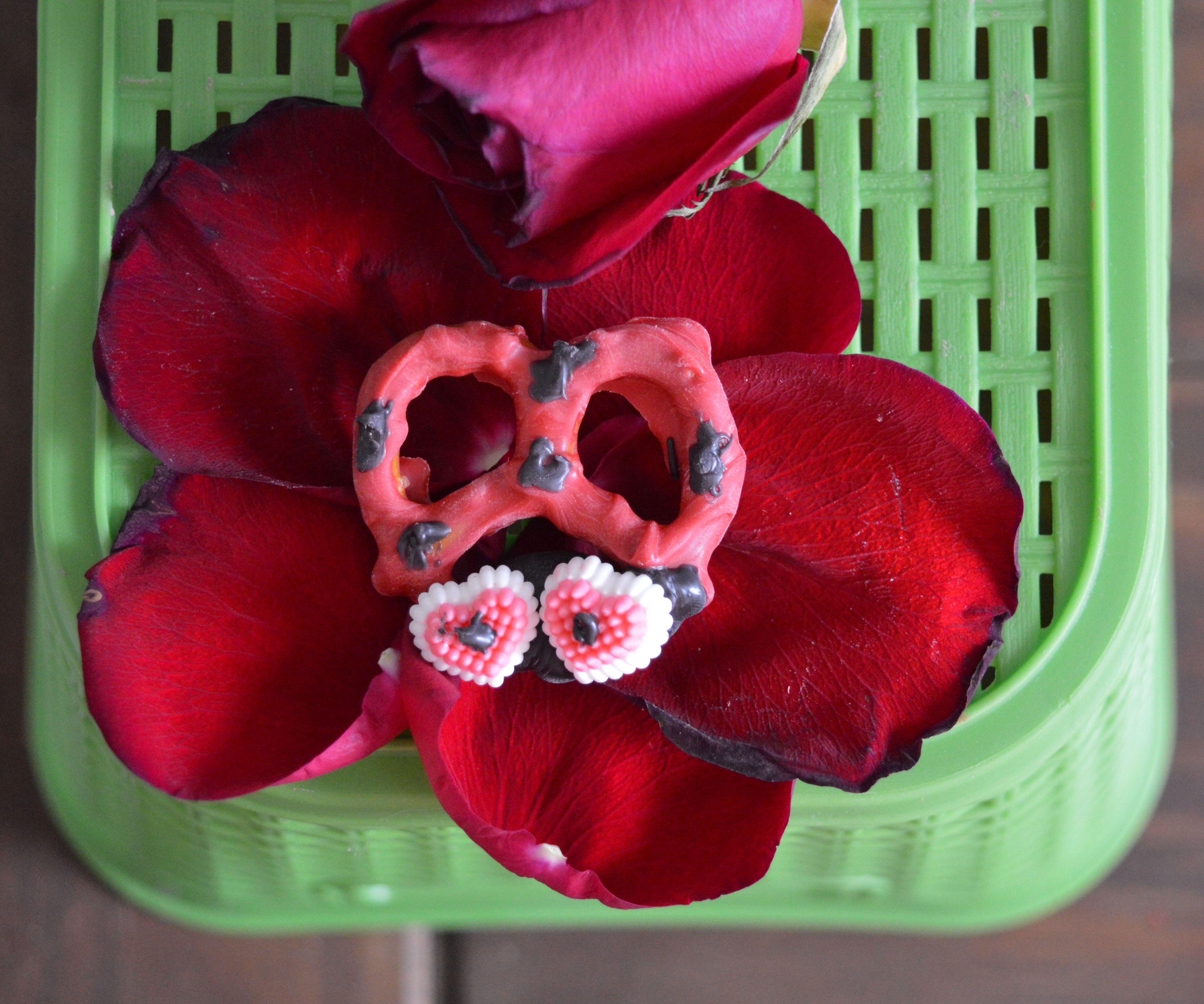 Love Bugs Linktree - Geometric Background Collection - Desktop Quality