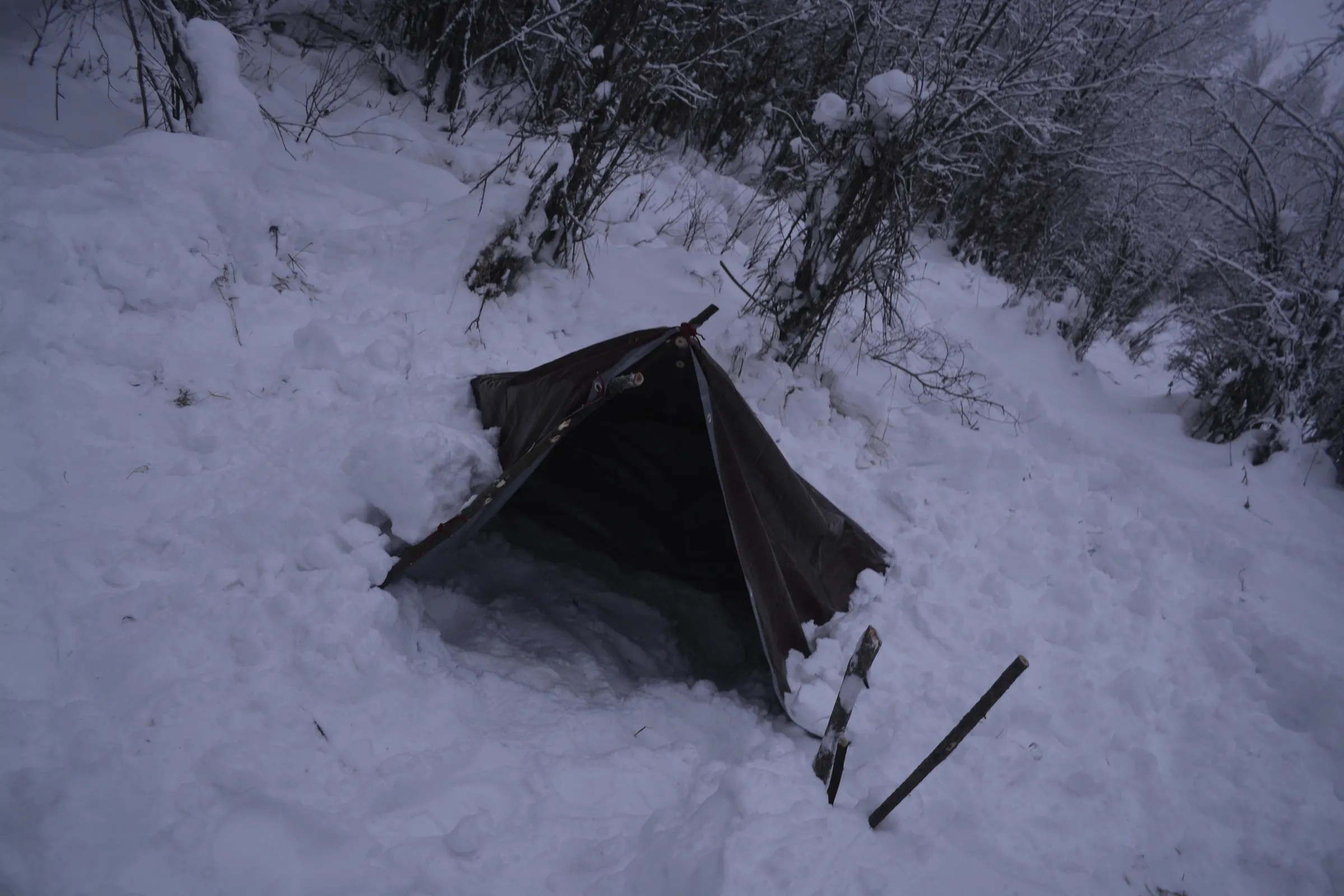 A Simple Survival Tarp Shelter Instructables