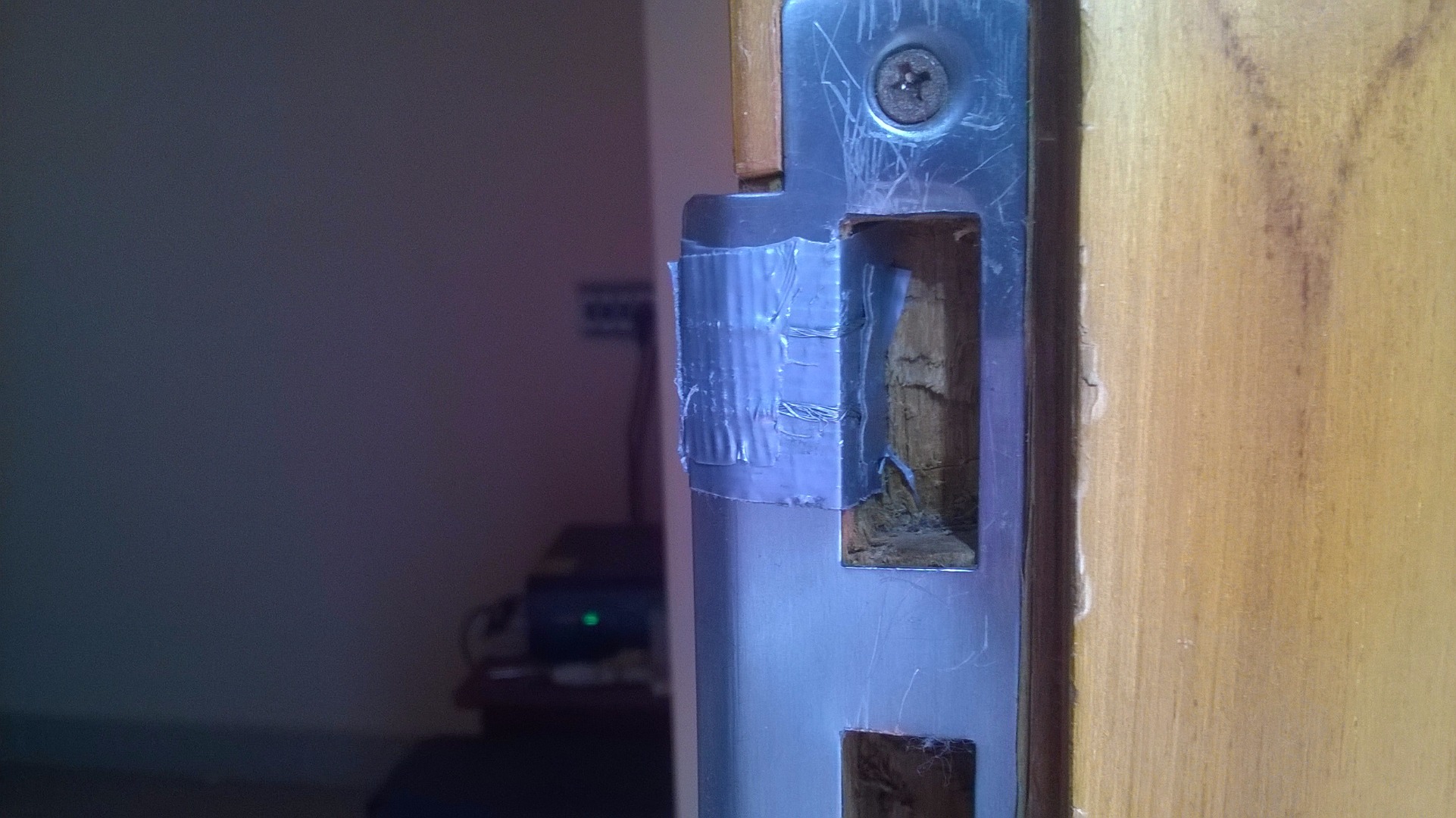 A simple and reliable door alarm system
