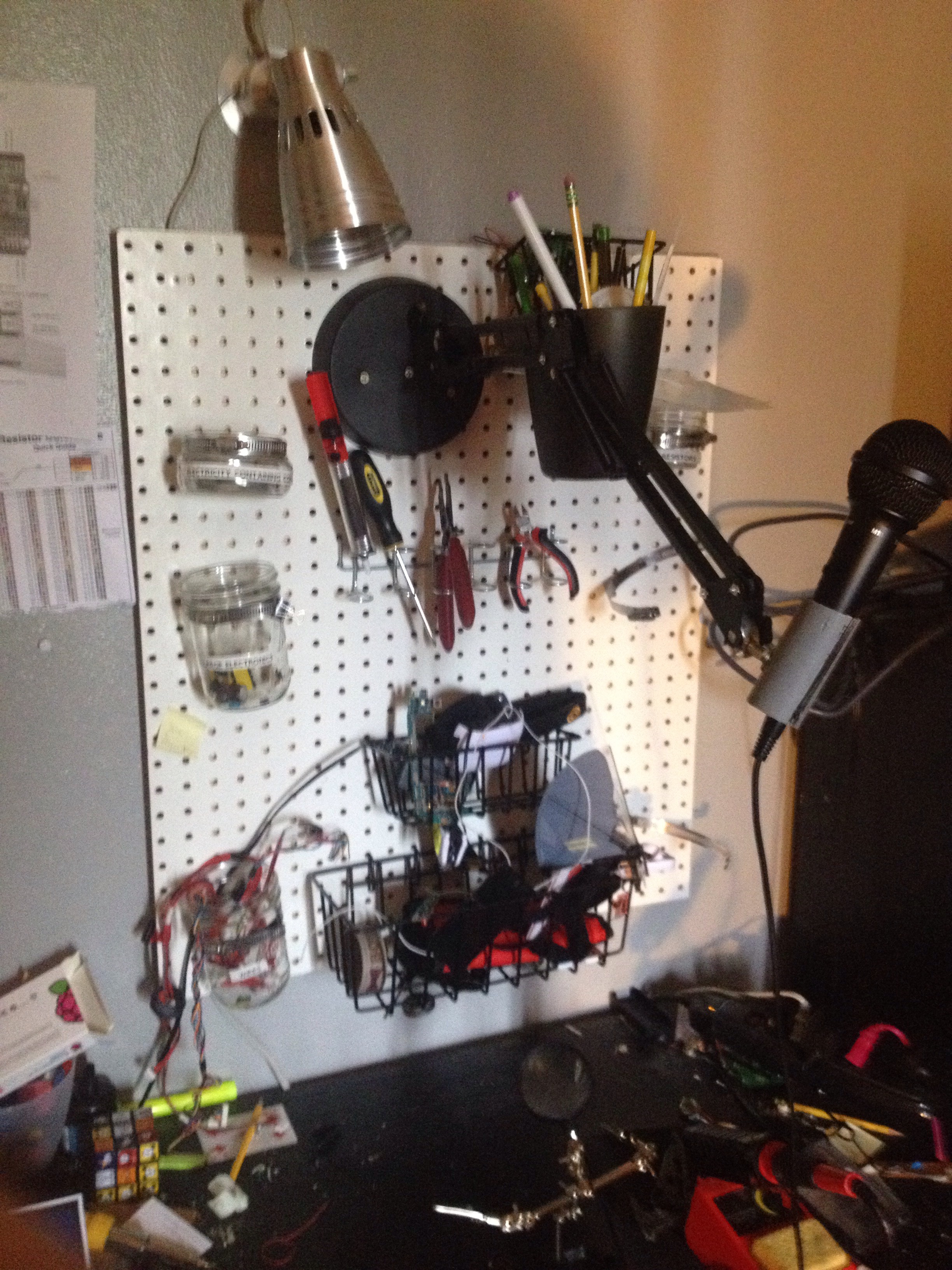 A Workspace For Do It Yourself Electronics Projects And Learning - Download Amazing Light Wallpaper | Desktop