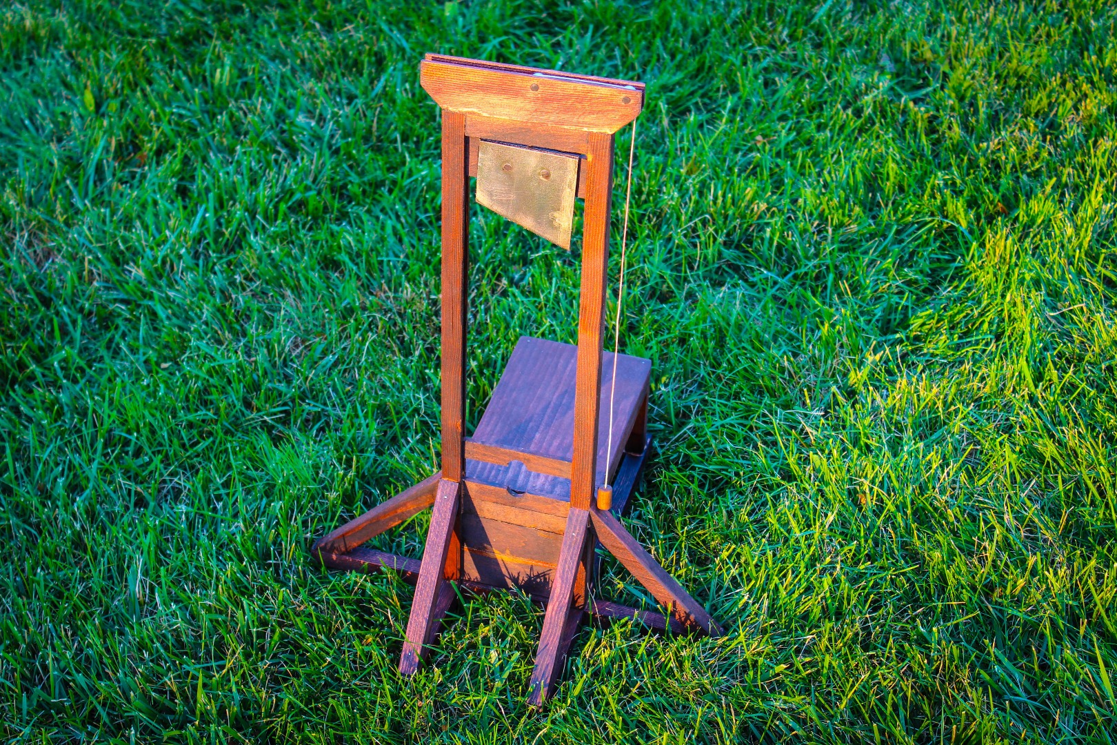 Mini Guillotine - High Quality Dark Wallpaper - HD