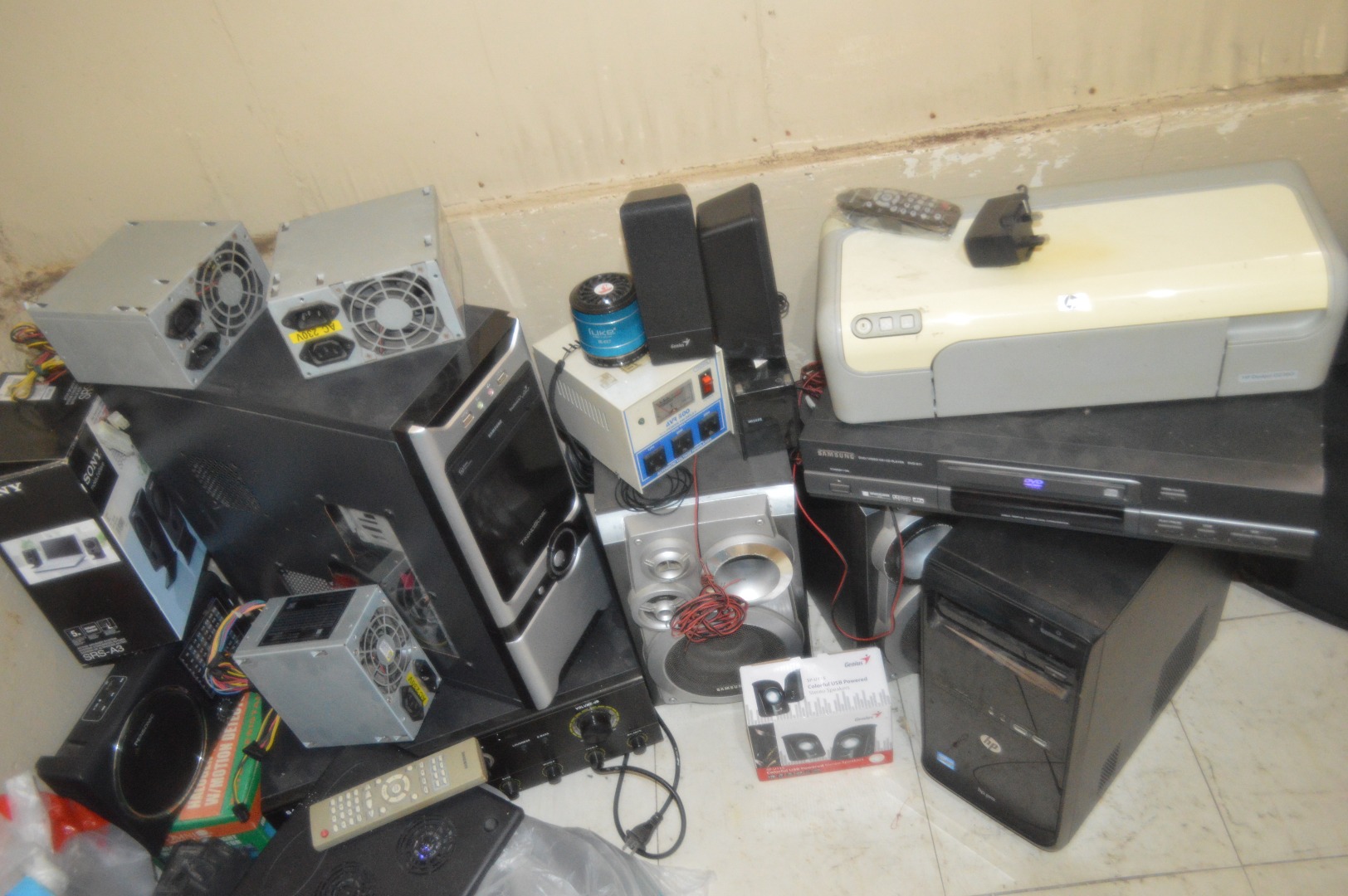 How To Salvage Electronic Components - High Quality Dark Picture - High Resolution