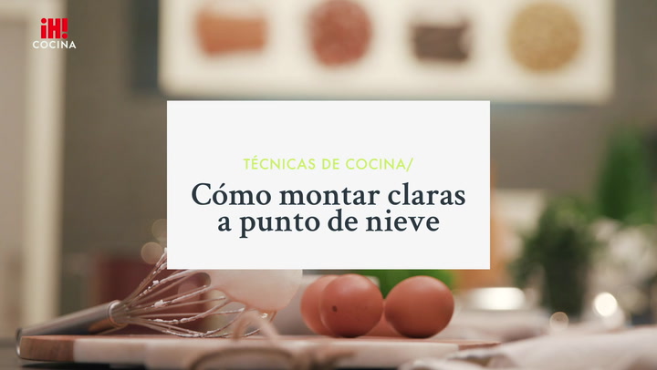 El primer paso es tomar un huevo fresco, inmaculado y lavarlo con agua salada y jugo de limón. Como Montar Claras A Punto De Nieve