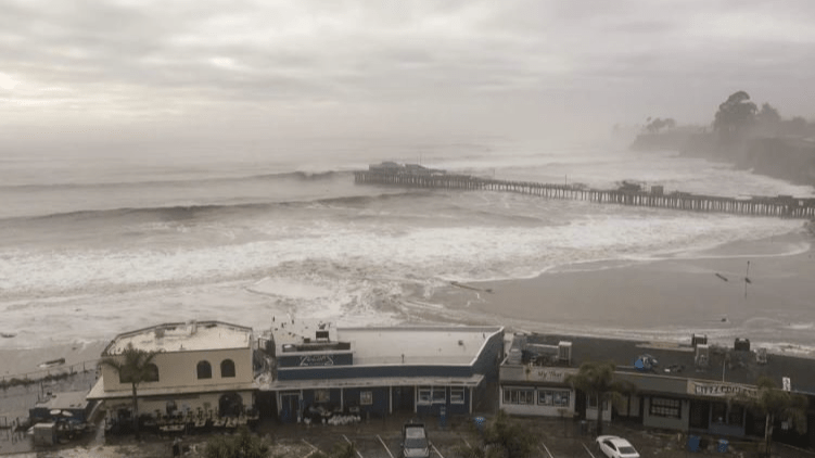 أمواج هائلة تضرب شواطئ في كاليفورنيا وتغمر الشوارع والمنازل