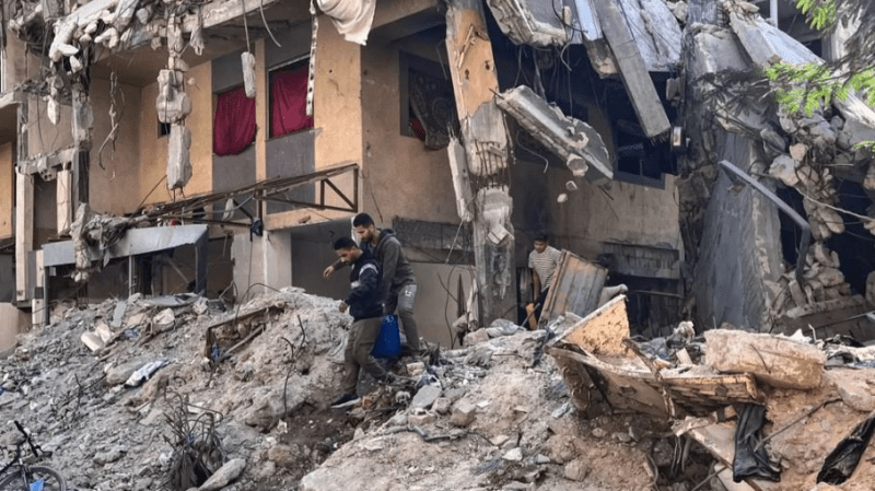 قصف عنيف على غزة ومستشفياتها.. شهداء ومفقودون تحت الأنقاض حتى الآن قصف عنيف على غزة ومستشفياتها.. شهداء ومفقودون تحت الأنقاض حتى الآن