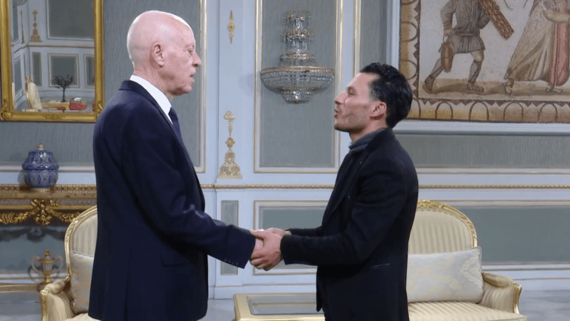 قيس سعيّد يلتقي مهندس المناجم والكيمياء الصناعية عبد الصمد الكريبي قيس سعيّد يلتقي مهندس المناجم والكيمياء الصناعية عبد الصمد الكريبي