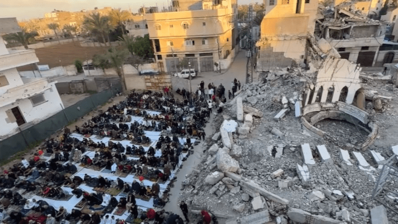 غزة: صلاة العيد فوق ركام المساجد وأنقاض المباني المدمرة