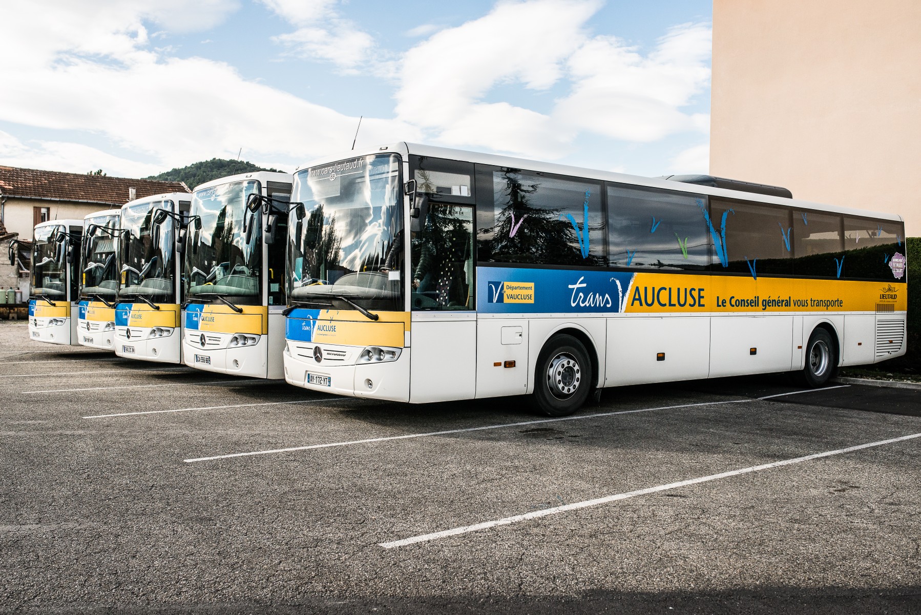 Seize Intouro Mercedes Benz Et Deux Setra 515 Hd Pour