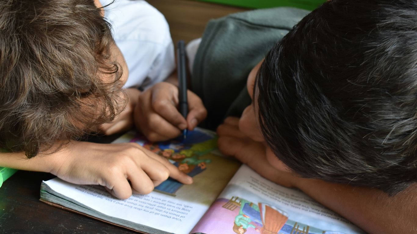 Crianças aprendendo juntas