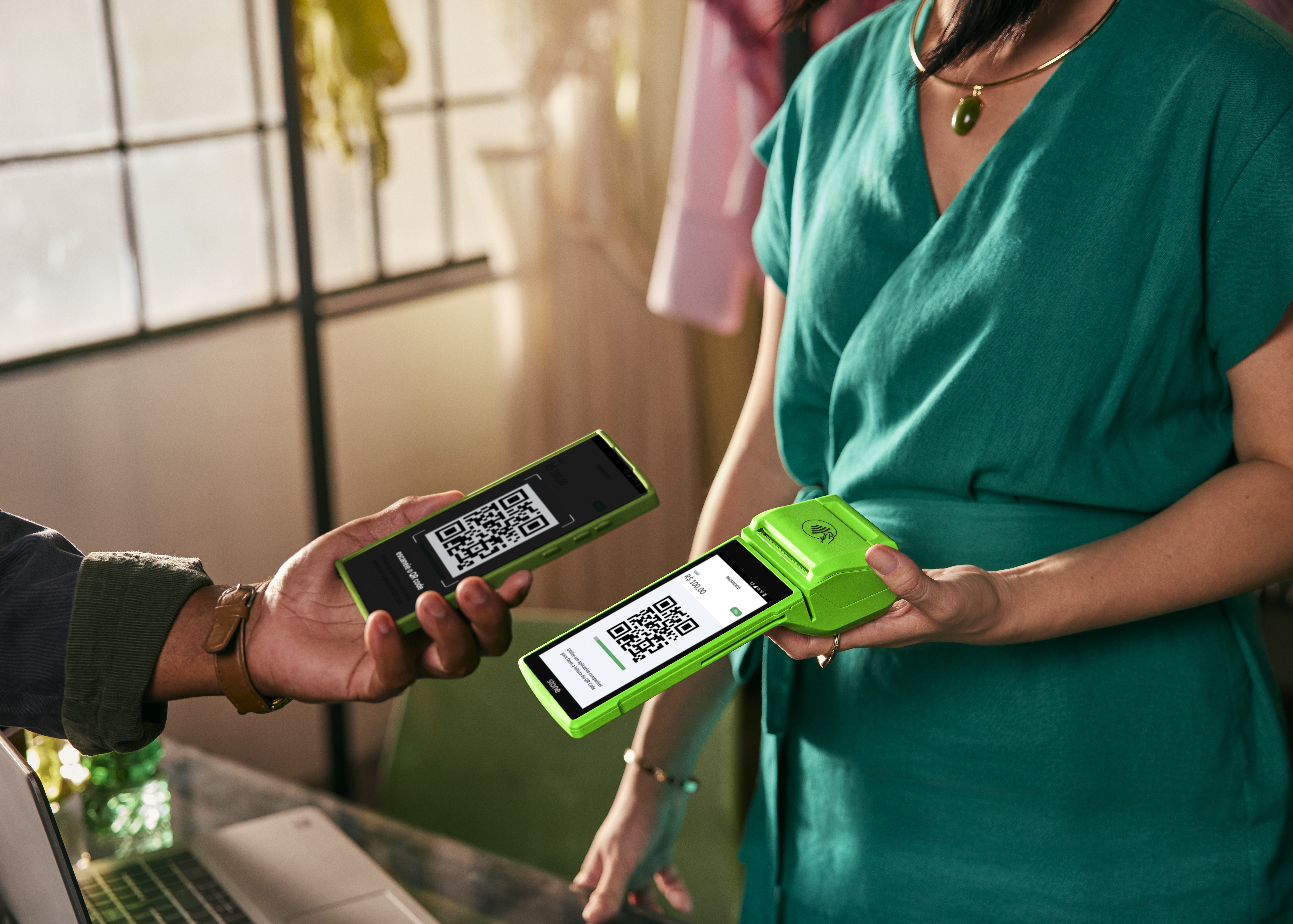 Cliente escaneando QR Code do Pix em maquininha