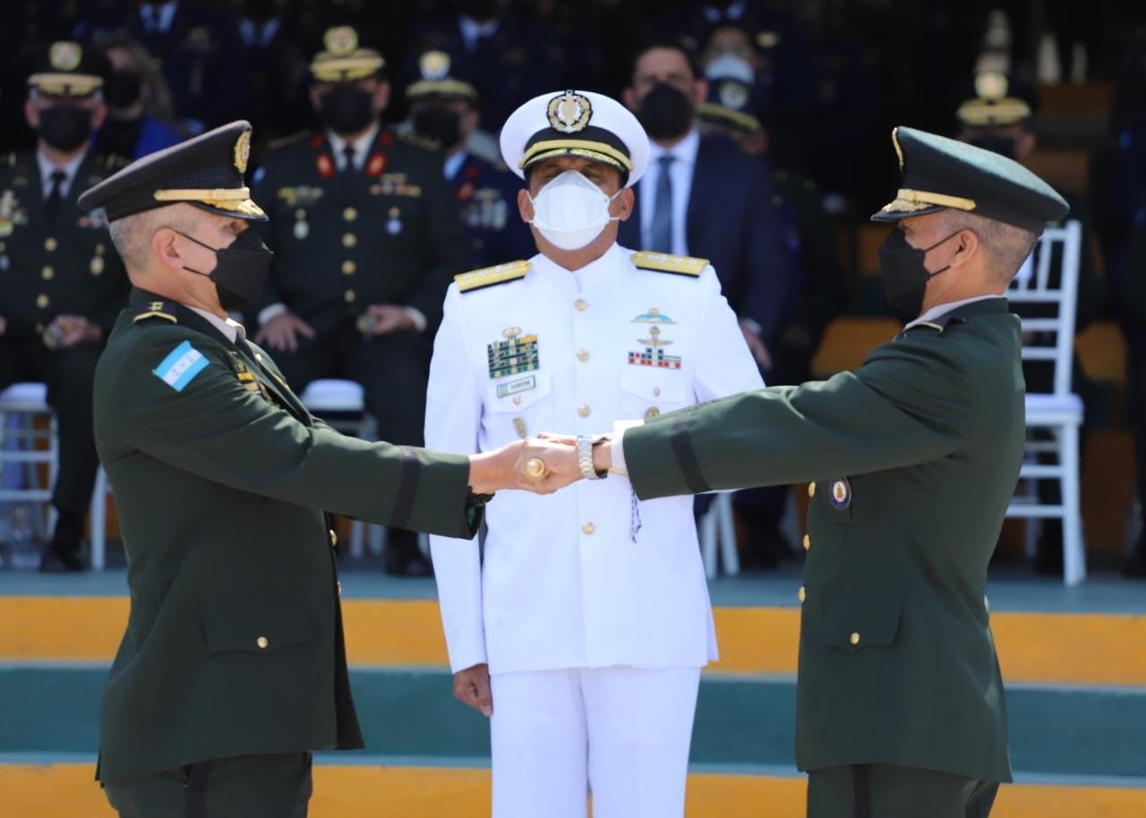Entrega del bastón de mando de las FFAA