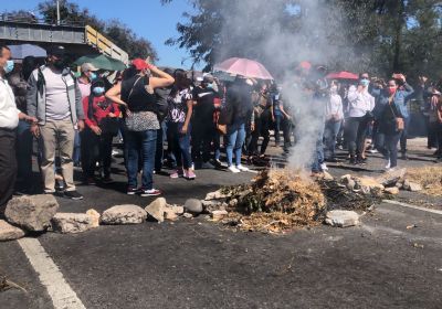 Cardenal fustiga quema de llantas y protestas durante su homilía